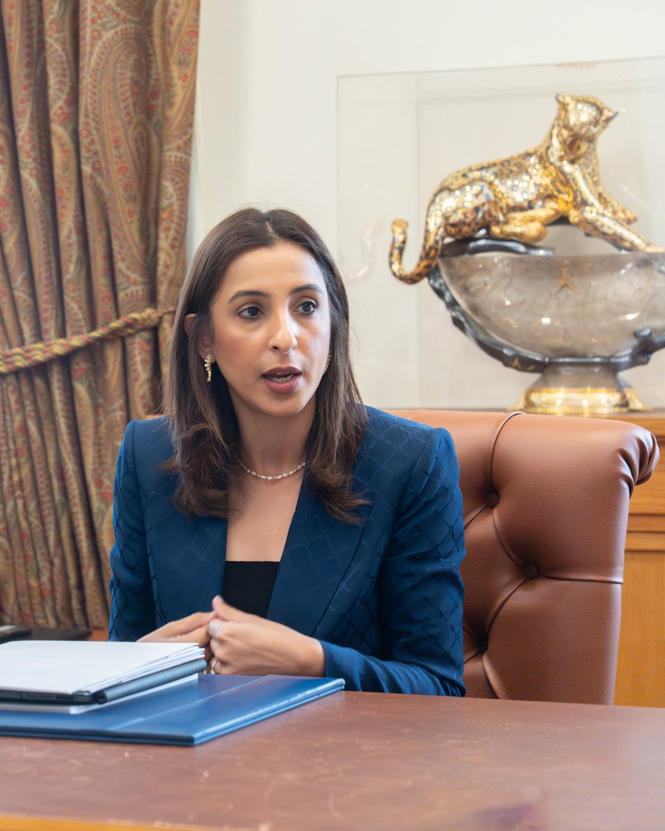 BahrainPMO's tweet image. جلسة نقاشية لسعادة السيدة نور بنت علي الخليف وزيرة التنمية المستدامة الرئيس التنفيذي لمجلس التنمية الاقتصادية مع منتسبي #برنامج_رئيس_مجلس_الوزراء لتنمية الكوادر الحكومية #البحرين #فريق_البحرين