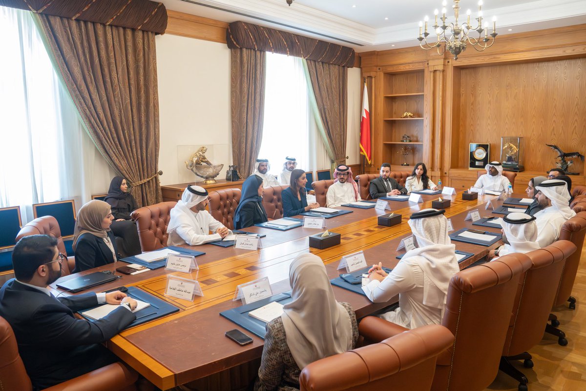 BahrainPMO's tweet image. جلسة نقاشية لسعادة السيدة نور بنت علي الخليف وزيرة التنمية المستدامة الرئيس التنفيذي لمجلس التنمية الاقتصادية مع منتسبي #برنامج_رئيس_مجلس_الوزراء لتنمية الكوادر الحكومية #البحرين #فريق_البحرين