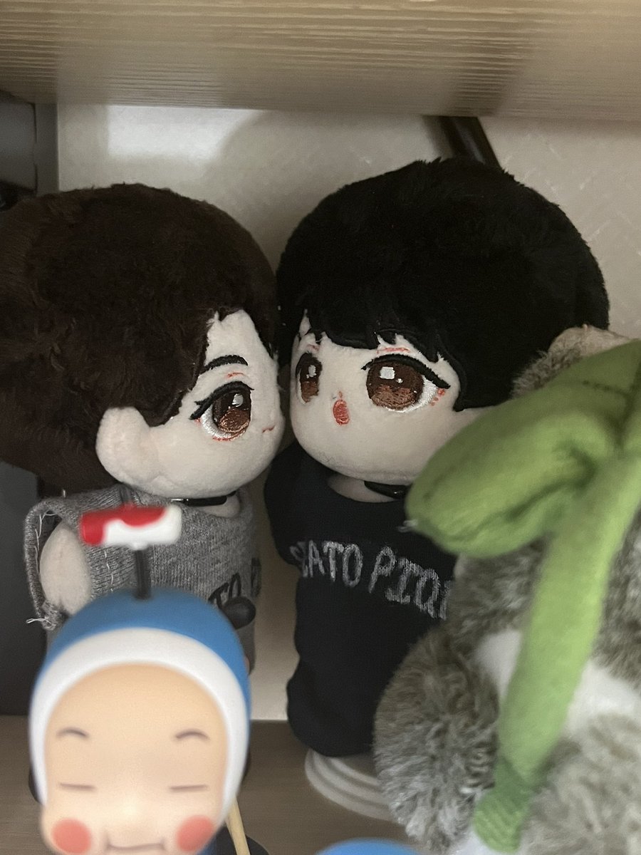 ddd_yulmi's tweet photo. 새 인형들 들어오면서 안쪽으로 밀렸는데 잠깐 들여다 보니 이러고 있네ㅋㅋㅋㅋㅋㅋㅋㅋㅋ🥰 https://t.co/zw261puXnm