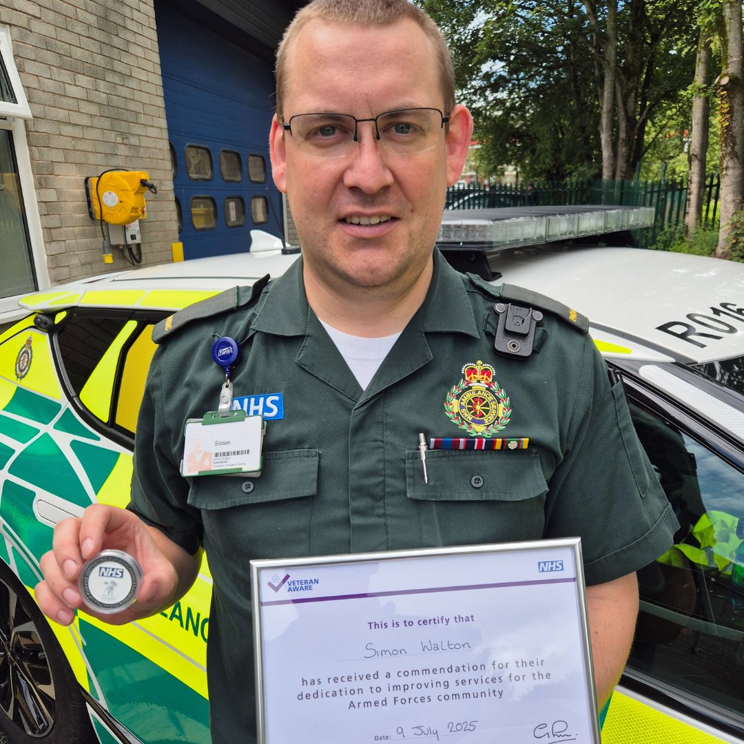 NWAmbulance's tweet image. Congratulations to Cumbria Paramedic Simon Walton, who recently received a prestigious @NHSVeteranAware merit coin in recognition of his fantastic work supporting veterans, cadets, and @PoppyLegion.
Read more:
nwas.nhs.uk/news/paramedic…