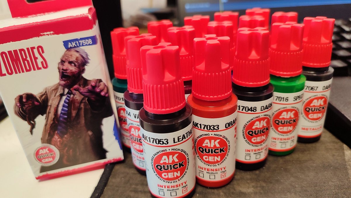 Acaban de llegarnos unos cuantos botes de Quick Gen de AK y Marta se ha animado a pintar conmigo el Zombicide White Death, así que a pinturidear juntos 💃💃💃