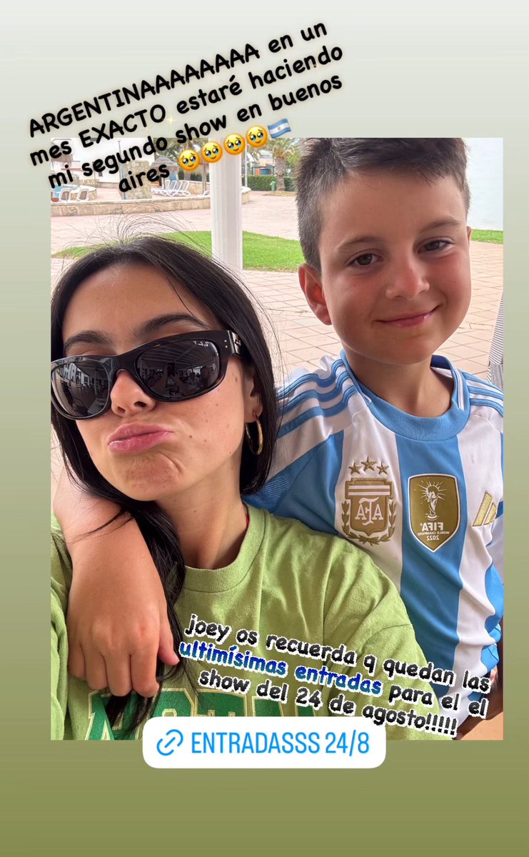 Chxrrygl0ss_'s tweet image. 29 DIAS PARA CHIARA EN CHILE AAAAA