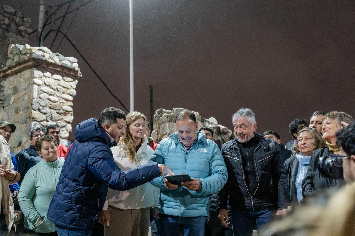 Gran trabajo articulado entre provincia y municipio para seguir llevando soluciones a las y los vecinos.

Quedó inaugurado el alumbrado público sobre Av. José J. Oyola; una acción que merece destacarse, más en este contexto de paralización de obras públicas por parte de Nación.