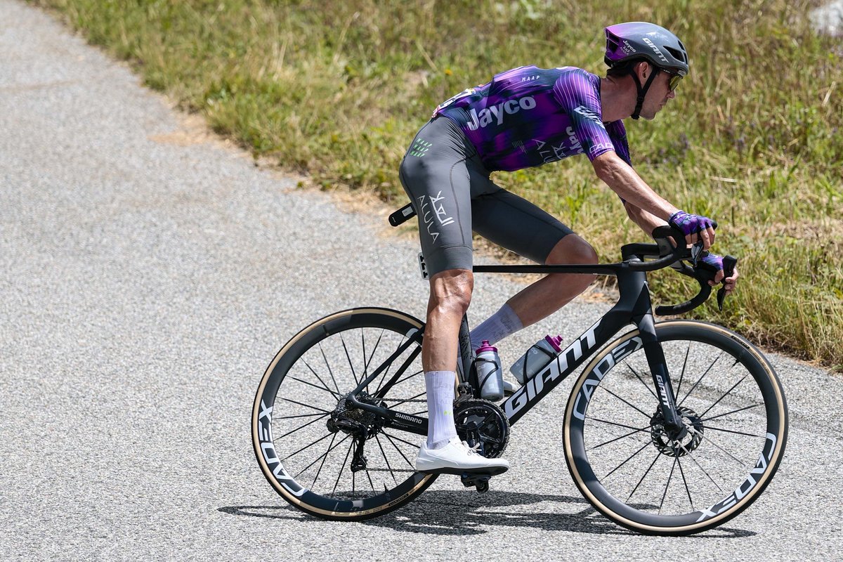 🇫🇷 #TDF2025  

On the Madeleine, Ben and co. have been caught by the yellow jersey 🟡 

One big ascent remains 🫣