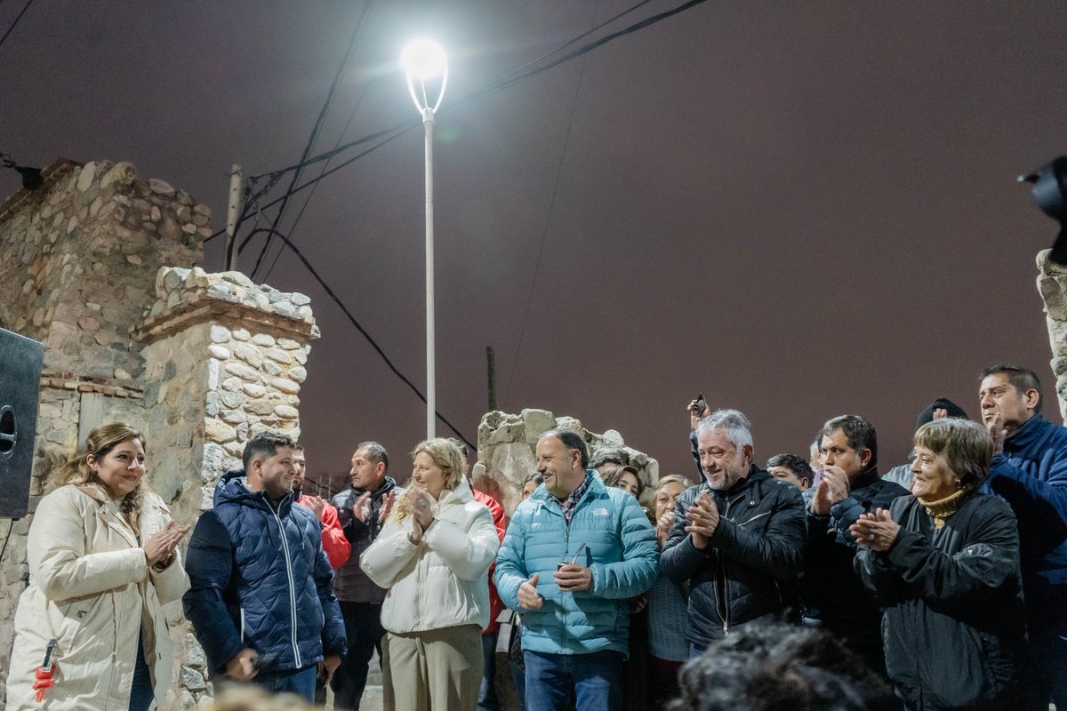 GabyPedrali's tweet photo. Gran trabajo articulado entre provincia y municipio para seguir llevando soluciones a las y los vecinos.

Quedó inaugurado el alumbrado público sobre Av. José J. Oyola; una acción que merece destacarse, más en este contexto de paralización de obras públicas por parte de Nación. https://t.co/bcW0WtEpAt