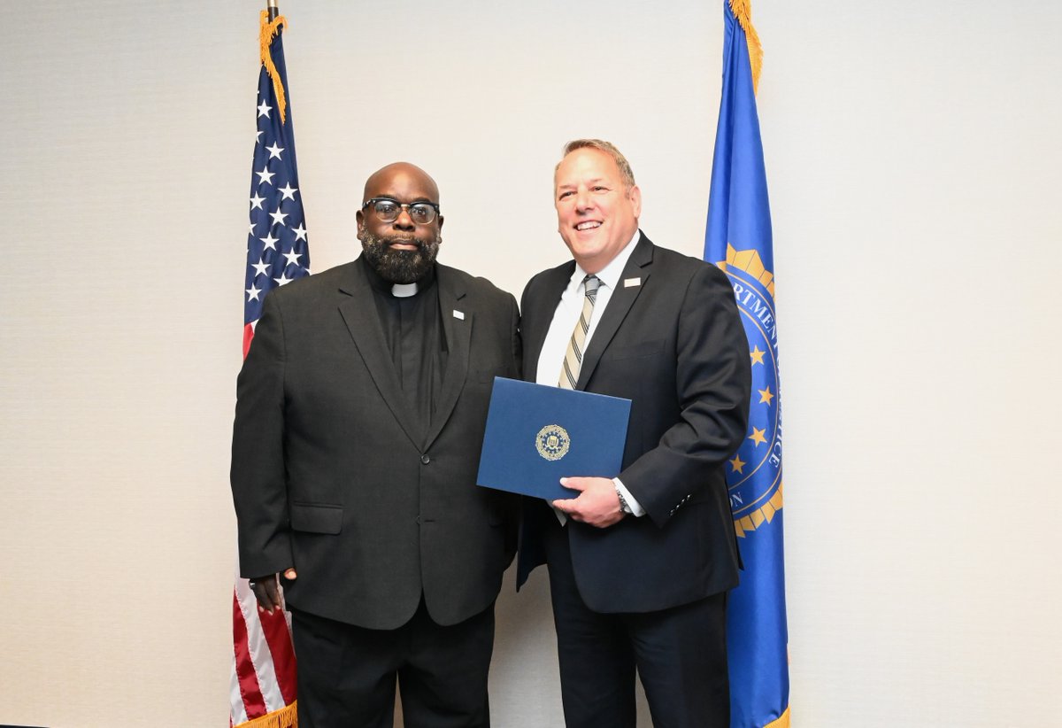 FBIChicago's tweet image. FBI Chicago is proud to present the division's 2024 Director's Community Leadership Award (DCLA) to Reverend Dr. Donovan E. Price, Sr., Th.D., who has selflessly stepped in to help others in their greatest hour of need since 2016. The DCLA was created in 1990 to honor individuals…