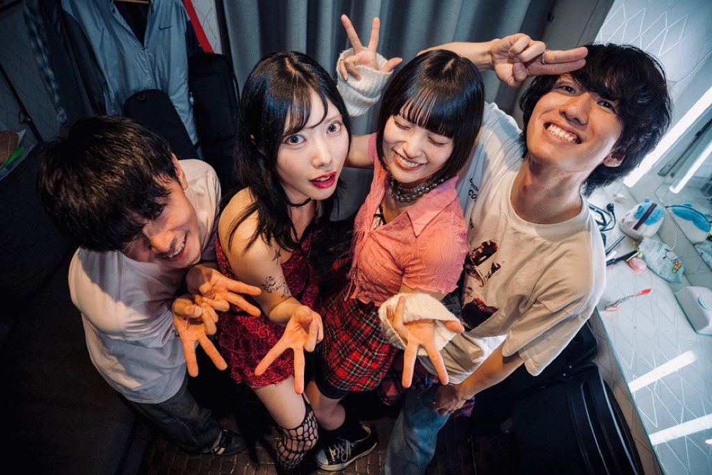 明日20時ごろからcat h∞d栄路上ライブ！！初のバンド編成でやります！！
詳しい場所は当日告知します！
遊びに来てねー！！