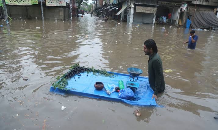 اِنسان کی زندگی کی بدترین " اذیت " جوانی کی غُربت ہے! ۔