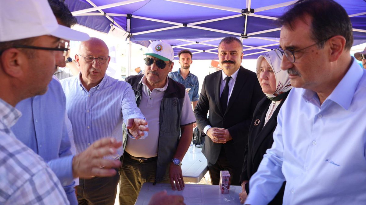 Seyitgazi’den başlayarak Afyon’a kadar uzanan ve hepimizin yüreğini yakan orman yangınıyla ilgili olarak Kriz Koordinasyon Merkezi’ni ziyaret ederek sahadaki son durum hakkında yetkililerden bilgi aldık.

Yangına müdahale sürecinde görev yapan tüm ekiplere, canla başla çalışan