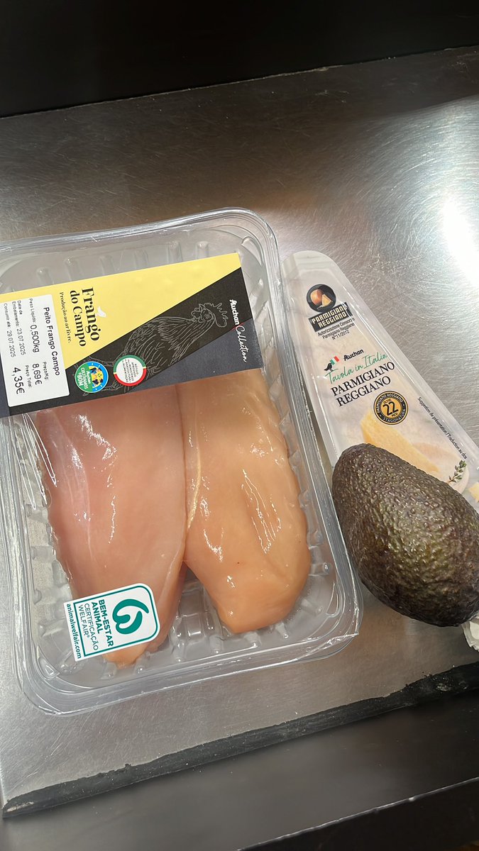 All I need for lunch. 500g chicken breast, 100g parmigiano, 1 avocado