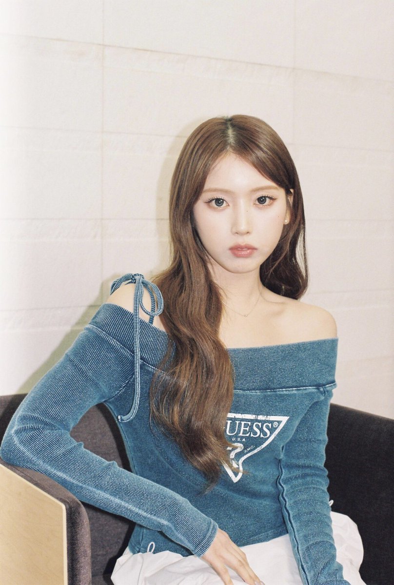 NMIXXupdates's tweet image. NMIXX (@NMIXX_official ) JIWOO introducing KYUJIN
"KYUJIN isn't shy, so it's easy to talk to her, and she has the personality to take the initiative to make friends with all kinds of people, which I think is one of KYUJIN's strengths. She's also very tenacious and works hard at…