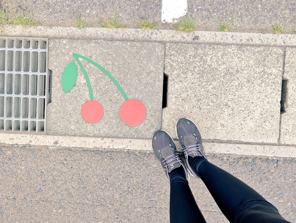 UNICORN_MIWA's tweet image. #寒河江市 は道路にまで
#サクランボ が描いてある🍒
これは心に刺さりました☺️
#これって寒河江にたくさんあるのかな
#ある有名なお店の前でみつけました
#このタッチが絵本好きに刺さりました