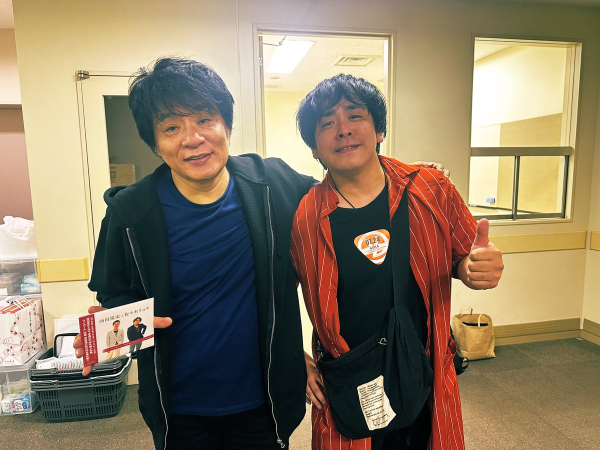 sasakiryo's tweet image. 僕の音楽の神様はやっぱり凄かった。。
終演後、生意気にもご挨拶へ。
やっとあっちゃんとのCD渡せました。
ASKAさんと僕を繋いで下さった我が師匠。
天国で、
「リョーなに渡しよんなら」と
笑ってるでしょう😊
今日からまた音楽と
真剣に向き合って生きます👍
ASKAさん有難うございました💐