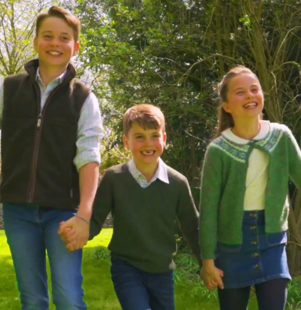 BillyDouglass7's tweet image. #PrinceGeorge, #PrincessCharlotte and #PrinceLouis are three beautiful and precious children that are well raised by their parents. It's time for the media and especially the British press to leave them alone.