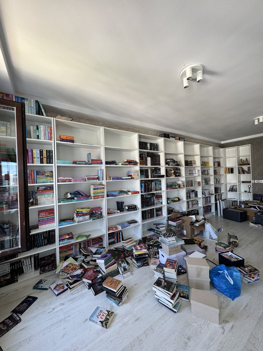 adorayagmur's tweet photo. kitaplığımın mevcut hali https://t.co/fbGfIGPG1Y