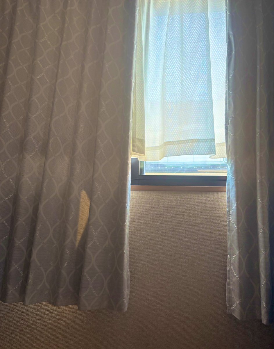 u___s___s___u's tweet image. 新居のカーテンの丈、流石にカスすぎ🎵😁
