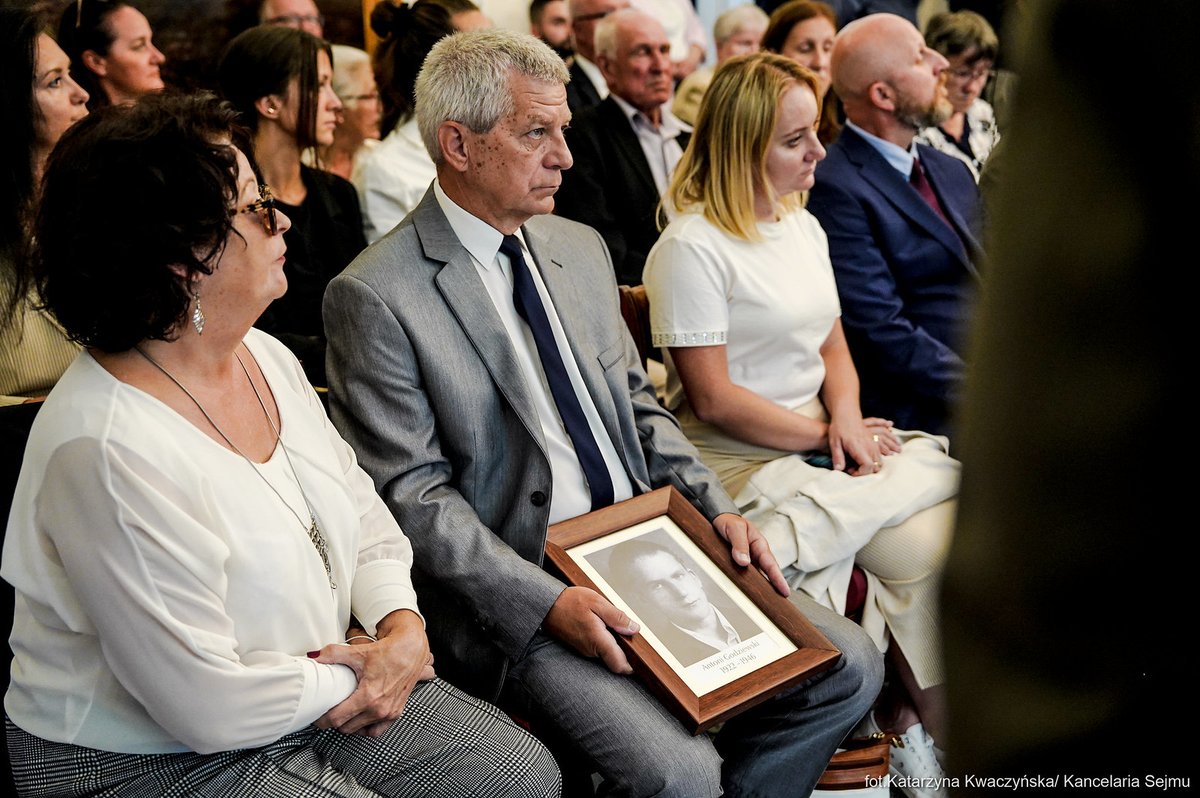 Dziś w Belwederze uczestniczyłem w uroczystości wręczenia not identyfikacyjnych rodzinom ofiar systemów totalitarnych. Podczas wydarzenia ogłoszono nazwiska 18 osób — ofiar terroru komunistycznego i zbrodni niemieckich, których szczątki zostały odnalezione i zidentyfikowane w