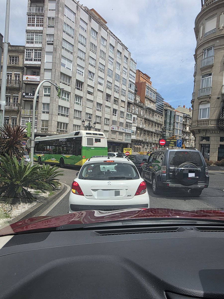 Cada vez que se "humaniza" una calle en Vigo, sin plan de para el problema de tráfico que se genera, ni un policia de trafico poniendo orden, nadie que evite el caos.
Una calle que tardas en recorrer 10 minutos se convierte en un infierno de 45 minutos. 
Una humanizacion sin