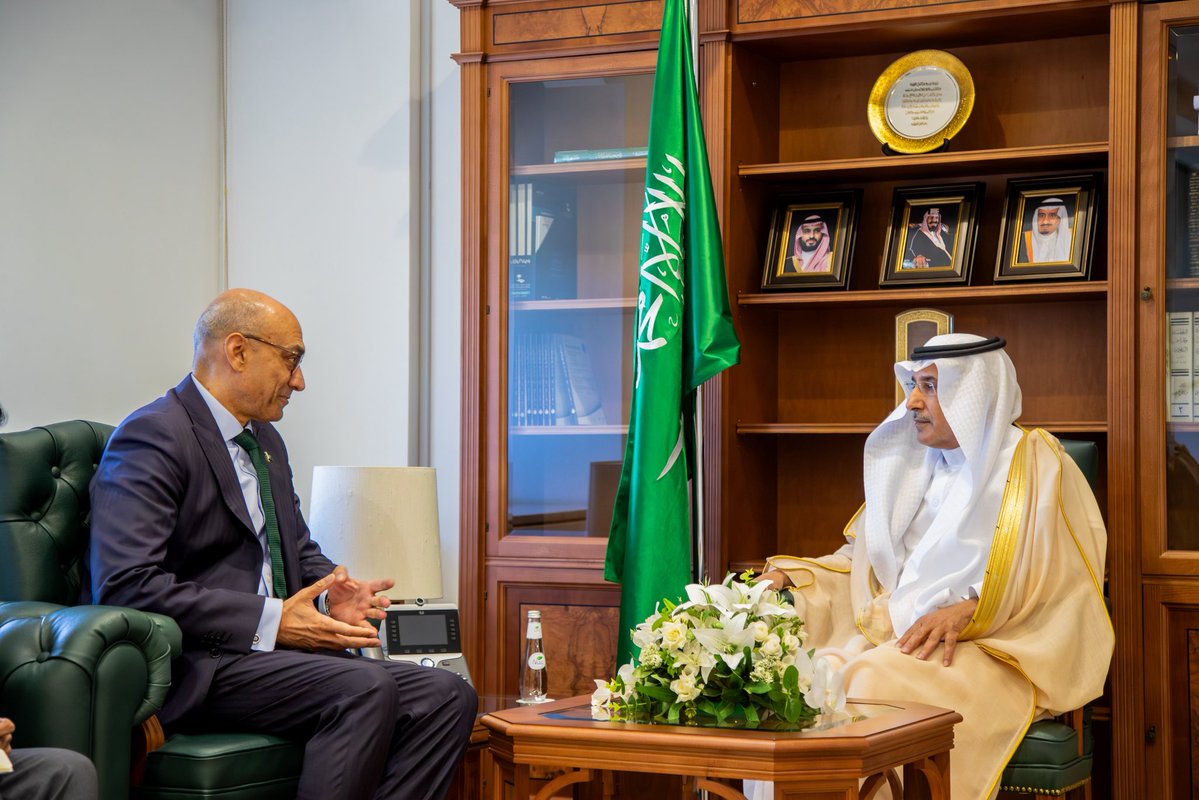 KSAMOFA's tweet image. #الرياض | وكيل الوزارة للشؤون السياسية السفير الدكتور #سعود_الساطي يستقبل سفير جمهورية باكستان الإسلامية لدى المملكة السيد أحمد فاروق، ويبحثان المواضيع ذات الاهتمام المشترك.