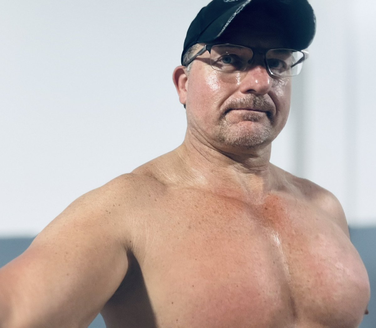Russell_Writer's tweet image. Got my workout in…HBU? 💪😏🔥🦍 #bodybuilding #liftingheavyshit #muscle #training #coach #swole #shirtless #beefcake #writerslife