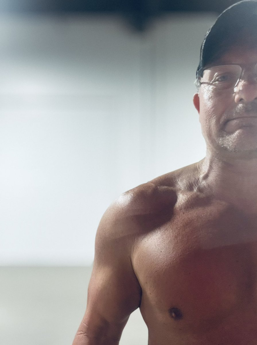 Russell_Writer's tweet image. Got my workout in…HBU? 💪😏🔥🦍 #bodybuilding #liftingheavyshit #muscle #training #coach #swole #shirtless #beefcake #writerslife