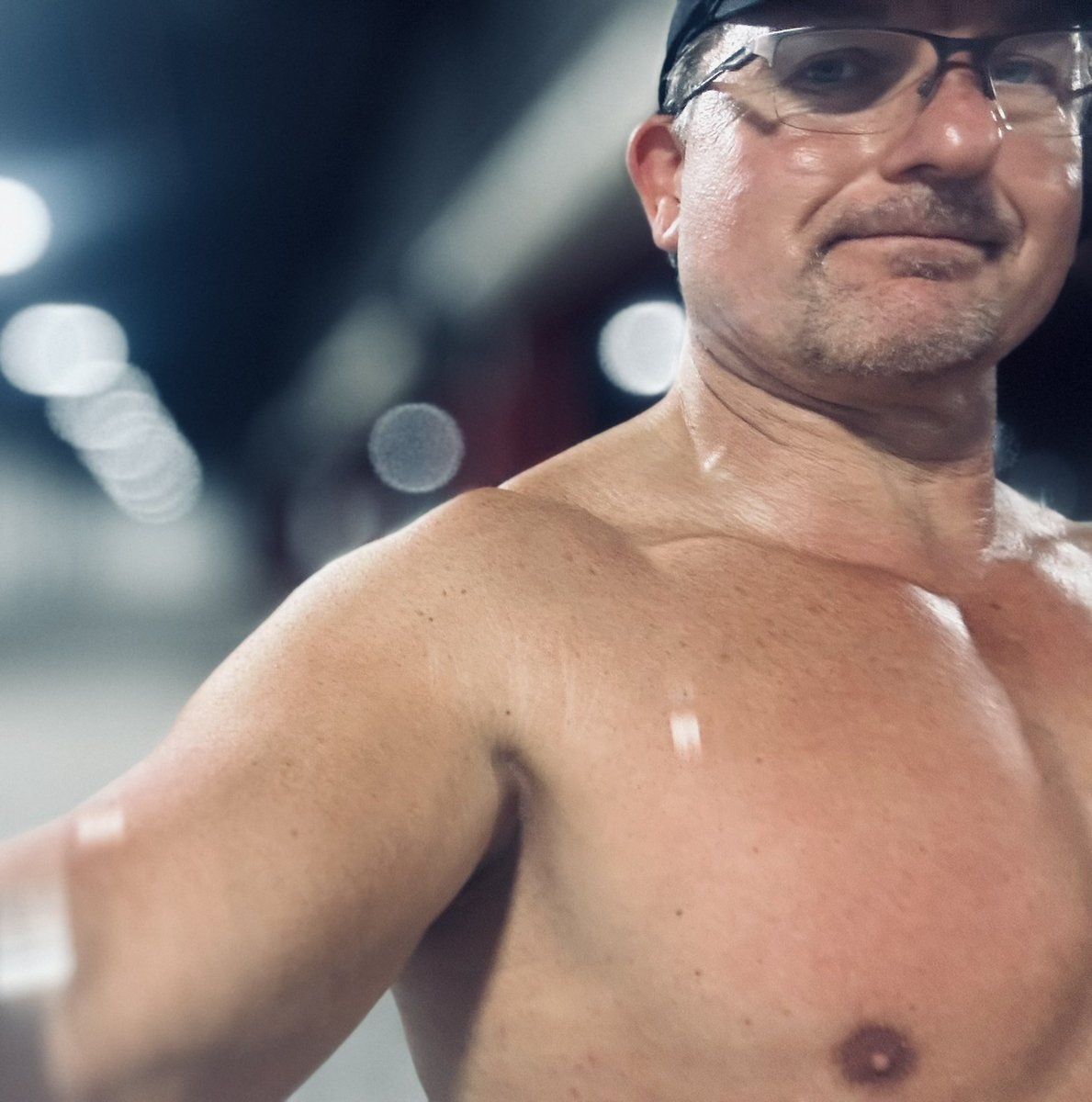 Russell_Writer's tweet image. Got my workout in…HBU? 💪😏🔥🦍 #bodybuilding #liftingheavyshit #muscle #training #coach #swole #shirtless #beefcake #writerslife