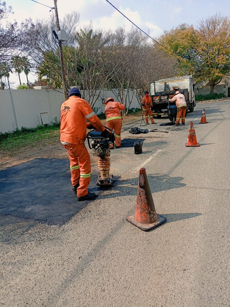 MyJRA's tweet image. Our team is patching potholes on Kent Road in Bryanston, Region E 🚧
@CityofJoburgZA @CoJ_RegionE
#TacklingG13 #JoburgRoads