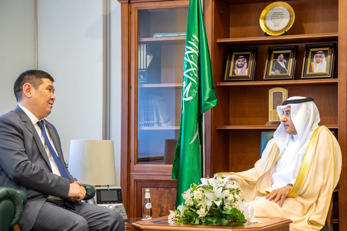 KSAMOFA's tweet image. #الرياض | وكيل الوزارة للشؤون السياسية السفير الدكتور #سعود_الساطي يستقبل سعادة سفير جمهورية كازاخستان لدى المملكة السيد ماديار مينيلبيكوف، ويستعرضان العلاقات الثنائية، بالإضافة إلى مناقشة الموضوعات ذات الاهتمام المشترك.