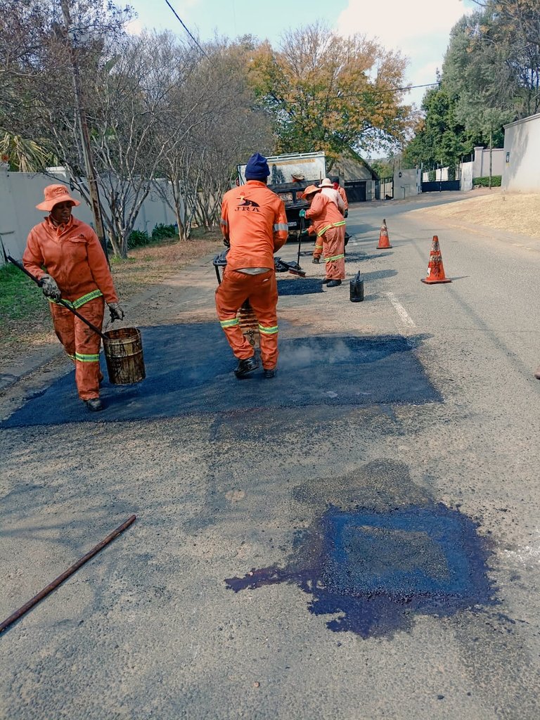 MyJRA's tweet image. Our team is patching potholes on Kent Road in Bryanston, Region E 🚧
@CityofJoburgZA @CoJ_RegionE
#TacklingG13 #JoburgRoads