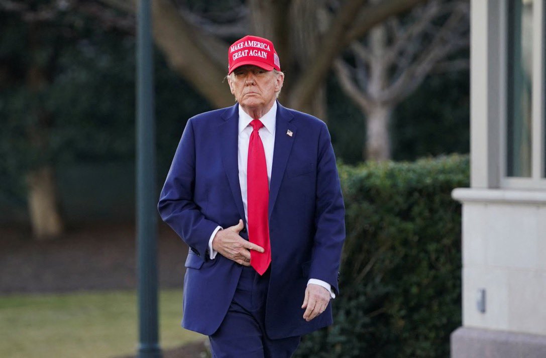samuelffisher's tweet image. 🚨 BREAKING: President Trump is visiting the Federal Reserve TODAY to inspect Jerome Powell’s $2.5 BILLION “renovation” project.
After Powell reportedly tried to block White House staff from visiting, Trump decided to go PERSONALLY.
The American people deserve answers.