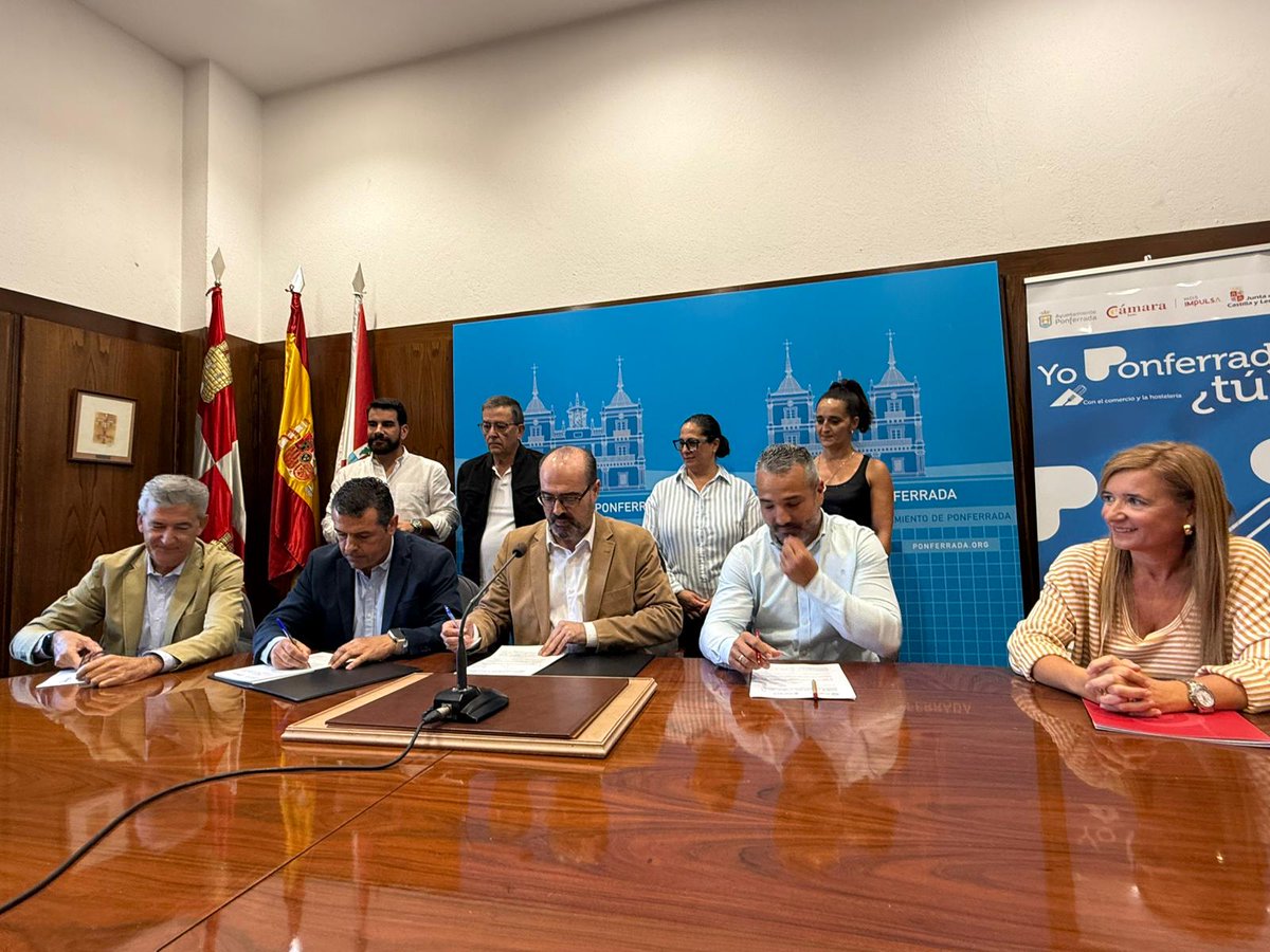 La 8 Bierzo (@8bierzo) on Twitter photo Vuelven los Bonos de Comercio a Ponferrada. El alcalde, <a href="/MoralaMarco/">Marco Morala</a>, ha firmado una nueva campaña de apoyo junto al vicepresidente de la Cámara de Comercio, Javier Morán. Unos bonos que se pueden adquirir a partir del próximo lunes 28 de julio. Vuelven los Bonos de Comercio a Ponferrada. El alcalde, <a href="/MoralaMarco/">Marco Morala</a>, ha firmado una nueva campaña de apoyo junto al vicepresidente de la Cámara de Comercio, Javier Morán. Unos bonos que se pueden adquirir a partir del próximo lunes 28 de julio.