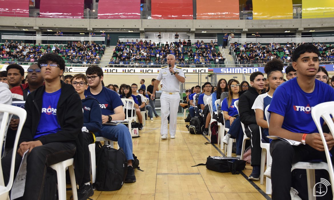 #AgênciaMarinha | Marinha ministra palestra para 1.200 alunos candidatos ao Colégio Naval, no Rio de Janeiro. Iniciativa inédita reuniu alunos de mais de 50 unidades de renomado curso preparatório militar.

➡️ Saiba mais: agencia.marinha.mil.br/educacao-e-cul…