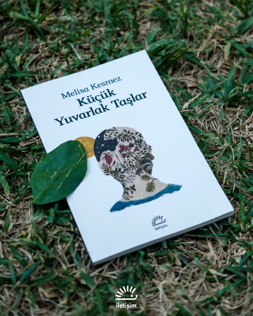 Küçük Yuvarlak Taşlar üzerine:

"Kaybedişlere bir ağıt, yeniden başlangıçlara bir türkü niteliğinde Küçük Yuvarlak Taşlar."

bit.ly/3TWxr83