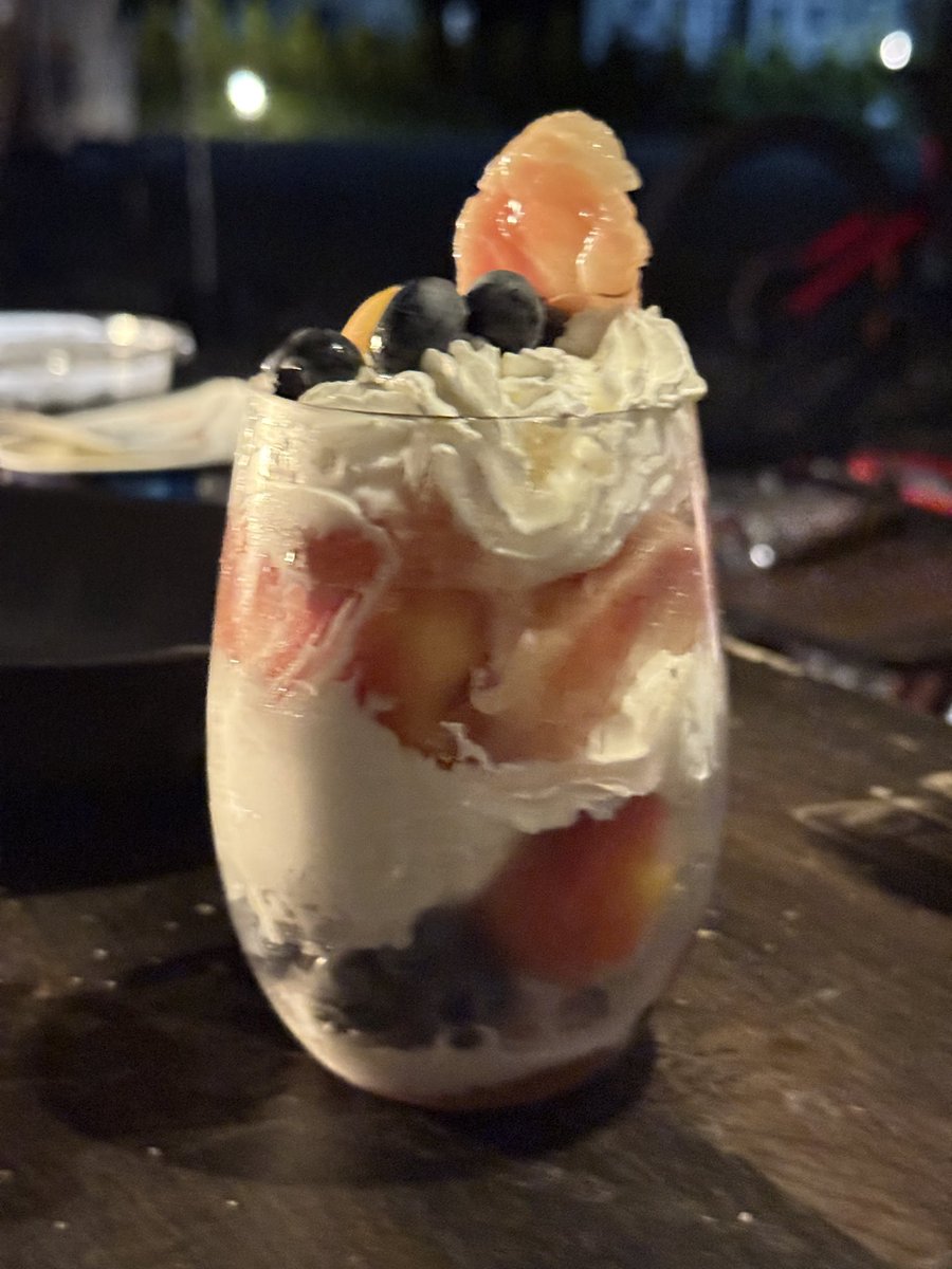 jun38c's tweet image. お手製パフェ

桃
さくらんぼ
ブルーベリー
ホイップクリーム
濃厚アイスクリーム
クッキー