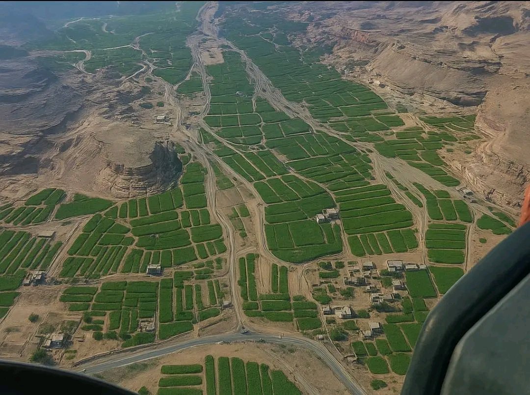 #صنعاء: تنتج بني حشيش 50 ألف طن من العنب سنوياً
 أي ما يعادل 34% إلى 40% من إجمالي إنتاج #اليمن بشكل عام،ط والذي يقدّر بـ 130 – 145 ألف طن سنوياً 

صورة جوية لـ لمزارع العنب في وادي بيت النخيف إحدى وديان بني حشيش 
"بلدة طيبة ورب غفور" 💚

#اليمن #Yemen