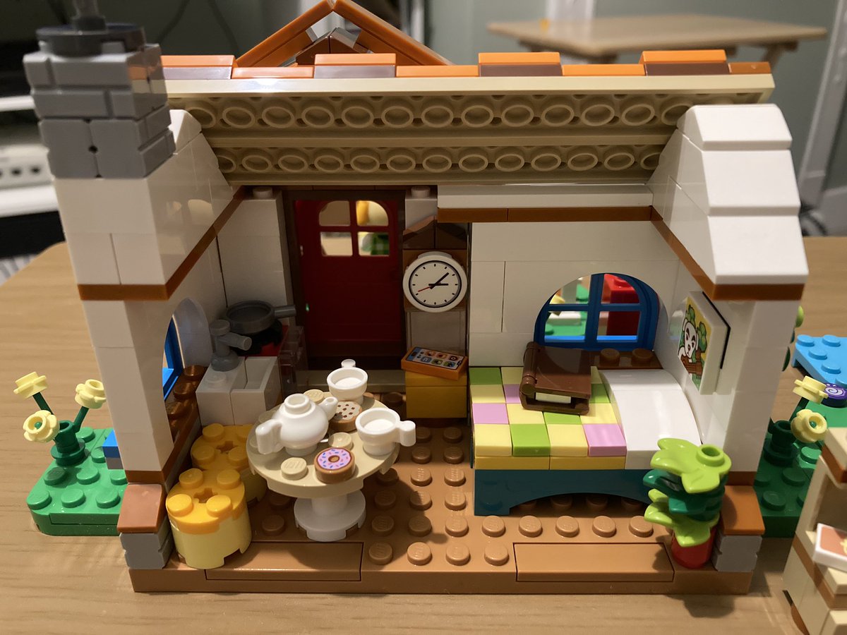 retrokrazy's tweet image. Last night I completed the Animal Crossing ‘Isabelle’s House Visit’ Lego set & it’s so cute. 🥹❤️ The inside parts can be placed how you want, & the outside is customisable too, including brown windows if you want. Isabelle & Fauna are so cute!💖#AnimalCrossingNewHorizons #Lego