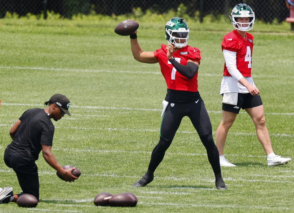 AryePulliNFL's tweet image. Justin Fields just limped off to the sideline with a trainer at Jets training camp. Something to monitor closely.