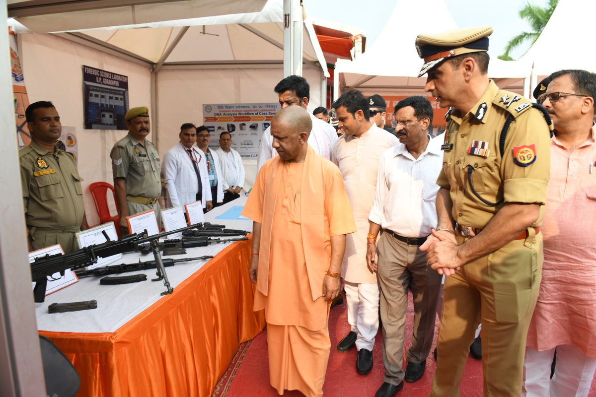 DrMangleshBJP's tweet image. गोरखपुर में 26वीं वाहिनी पीएसी के जांबाज़ जवानों के लिए निर्मित बैरक टॉवर का लोकार्पण आज उत्तर प्रदेश के यशस्वी मुख्यमंत्री परम् पूज्य श्री @myogiadityanath जी महाराज के शुभ कर-कमलों द्वारा सम्पन्न हुआ।
सशक्त सुरक्षा व्यवस्था की दिशा में एक और मजबूत कदम। 🇮🇳