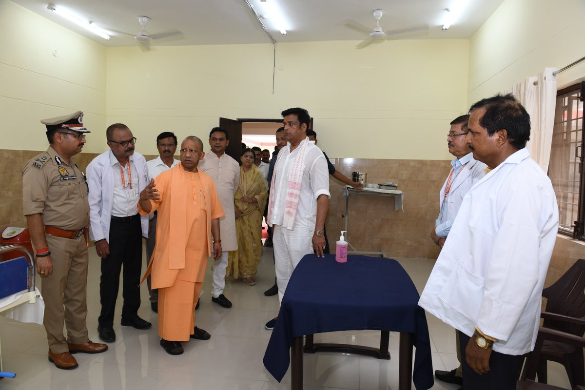 DrMangleshBJP's tweet image. गोरखपुर में 26वीं वाहिनी पीएसी के जांबाज़ जवानों के लिए निर्मित बैरक टॉवर का लोकार्पण आज उत्तर प्रदेश के यशस्वी मुख्यमंत्री परम् पूज्य श्री @myogiadityanath जी महाराज के शुभ कर-कमलों द्वारा सम्पन्न हुआ।
सशक्त सुरक्षा व्यवस्था की दिशा में एक और मजबूत कदम। 🇮🇳