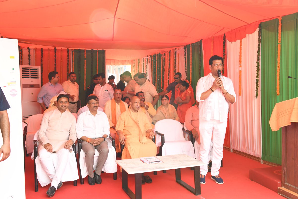 DrMangleshBJP's tweet image. गोरखपुर में 26वीं वाहिनी पीएसी के जांबाज़ जवानों के लिए निर्मित बैरक टॉवर का लोकार्पण आज उत्तर प्रदेश के यशस्वी मुख्यमंत्री परम् पूज्य श्री @myogiadityanath जी महाराज के शुभ कर-कमलों द्वारा सम्पन्न हुआ।
सशक्त सुरक्षा व्यवस्था की दिशा में एक और मजबूत कदम। 🇮🇳