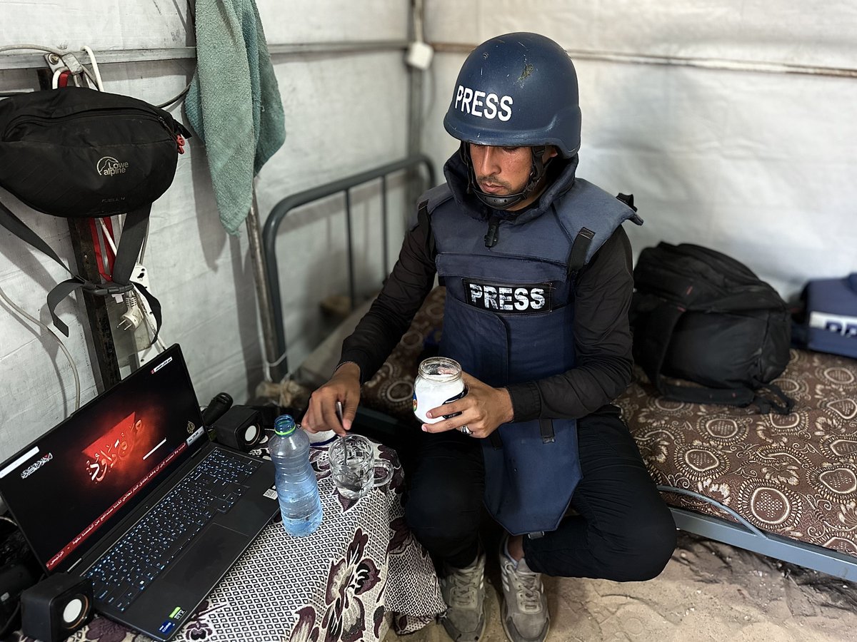AJR_Arabic's tweet image. صحفيون جوعى يغطون أخبار التجويع في غزة، يتناولون الملح للبقاء أحياء، يبيعون وسائل عملهم لتوفير "كيس دقيق" لأبنائهم"، يتحللون من "خجل" أن يطلبوا الغذاء علنا، يقاومون أقسى بيئة إعلامية للحفاظ على "التغطية المستمرة"..
🔗
معركة أن يبقى الصحفي حيا في غزة | منى خضر…