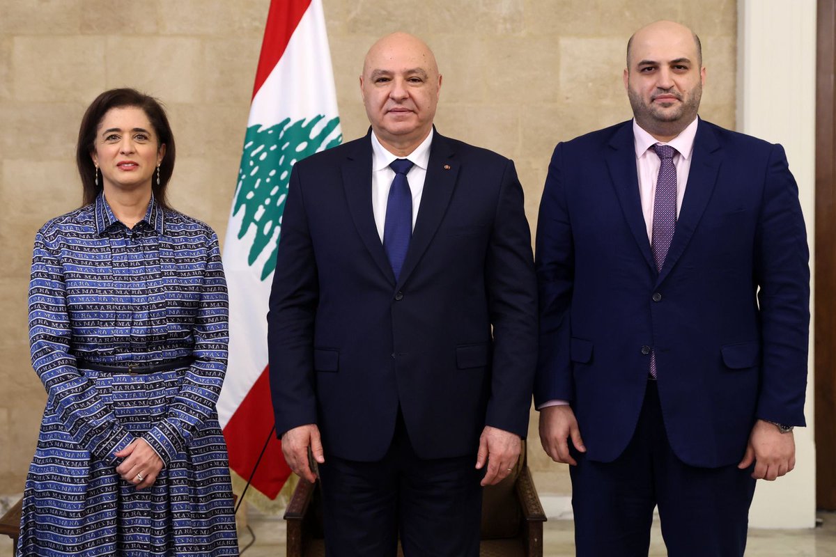 HananBalkhy's tweet image. شرُفتُ بلقاء فخامة الرئيس العماد جوزيف عون للتأكيد مجددًا على دعم منظمة الصحة العالمية للبنان. وناقشنا الحاجة الملحَّة لتعزيز الاستجابة للطوارئ ودعم النظام الصحي. وتضم الأولويات توسيع نطاق إتاحة الأدوية الجيدة، والرعاية الشاملة للسرطان، وتحسين التغطية بالتمنيع، وتلبية احتياجات…