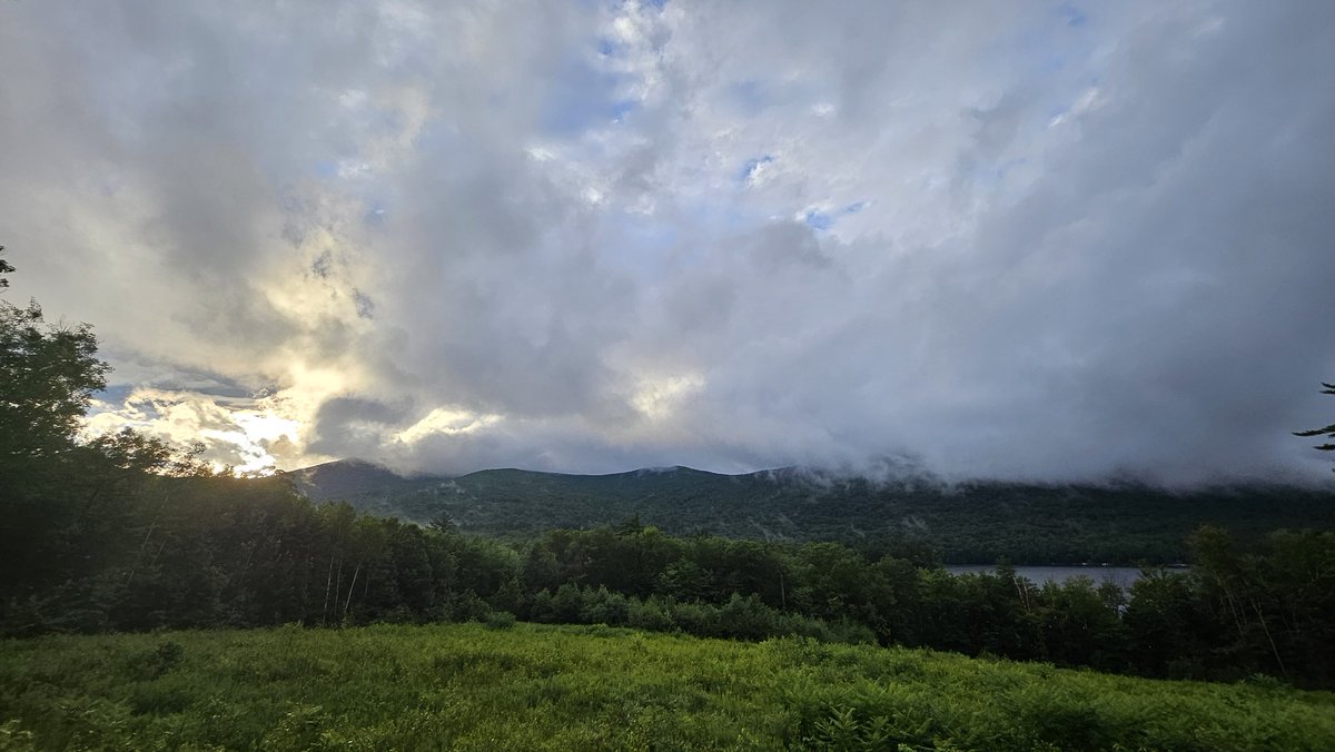 RealAstropulse's tweet image. I volunteer at this local summer camp every year, but I don't think I've seen a sky this beautiful in a long time.
Gotta touch grass or I die inside