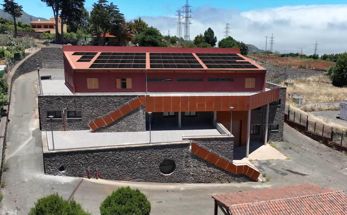 Gran Canaria sigue avanzando en energías limpias 🔋
Fomalizamos el contrato a ECOMOVES CANARIAS para instalar una planta solar de 70Kw en la cubierta de la Bodega Insular de Gran Canaria 🍇, ubicada en la Vega de San Mateo, que evitará la emisión de 502 Tn de CO2 a la atmósfera.