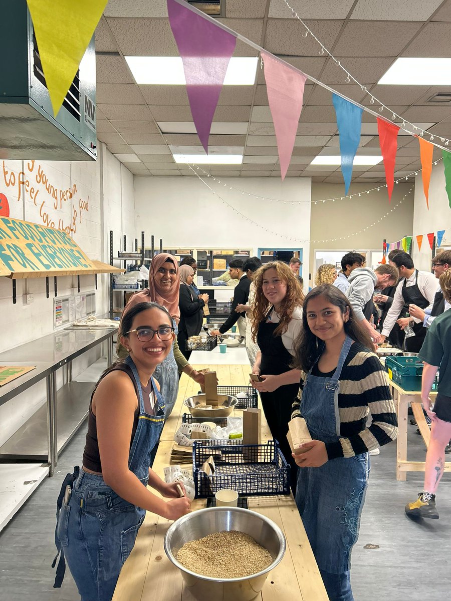Food_Foundation's tweet image. 📍 Some of the young Food Ambassadors we work with visited @MaziProject as part of our annual summer camp.
It was great to hear about efforts to improve access to fresh and sustainable food for young people in Bristol!
🔗 bit.ly/3yc6AxE
