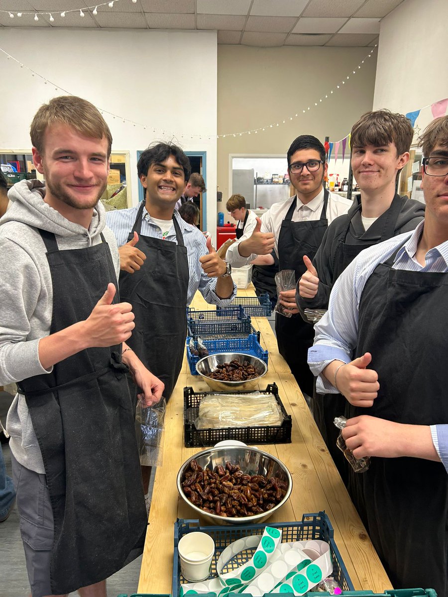 Food_Foundation's tweet image. 📍 Some of the young Food Ambassadors we work with visited @MaziProject as part of our annual summer camp.
It was great to hear about efforts to improve access to fresh and sustainable food for young people in Bristol!
🔗 bit.ly/3yc6AxE