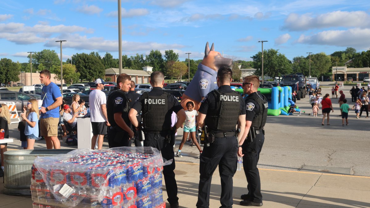 shawneeKSpolice's tweet image. It’s almost time for National Night Out 2025 in Shawnee!
Join Shawnee Police officers and the Shawnee Fire Department at this year’s National Night Out at the Thomas A. Soetaert Aquatic Center, 13805 Johnson Drive, on Tuesday, August 5, from 5:00 to 8:00 p.m.
We hope to see you…