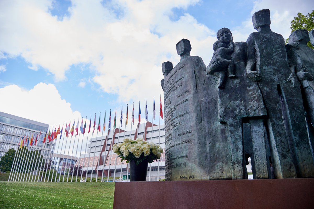 coe's tweet image. Today, we symbolically marked the European Roma Holocaust Memorial Day in front of our headquarters.
To commemorate means to acknowledge the injustices. We honour the memory of the victims and reaffirm our collective commitment to #NeverForget.
coe.int/en/web/portal/…