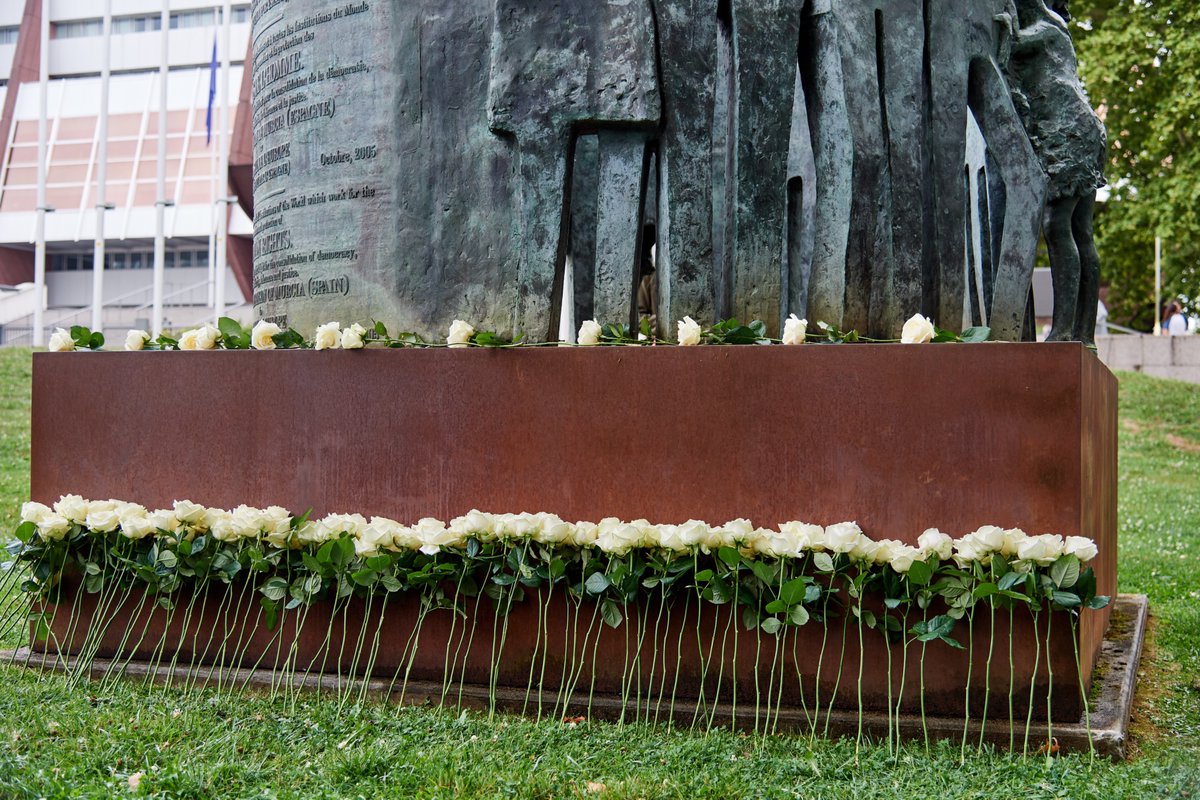 Today, we symbolically marked the European Roma Holocaust Memorial Day in front of our headquarters.

To commemorate means to acknowledge the injustices. We honour the memory of the victims and reaffirm our collective commitment to #NeverForget.

coe.int/en/web/portal/…