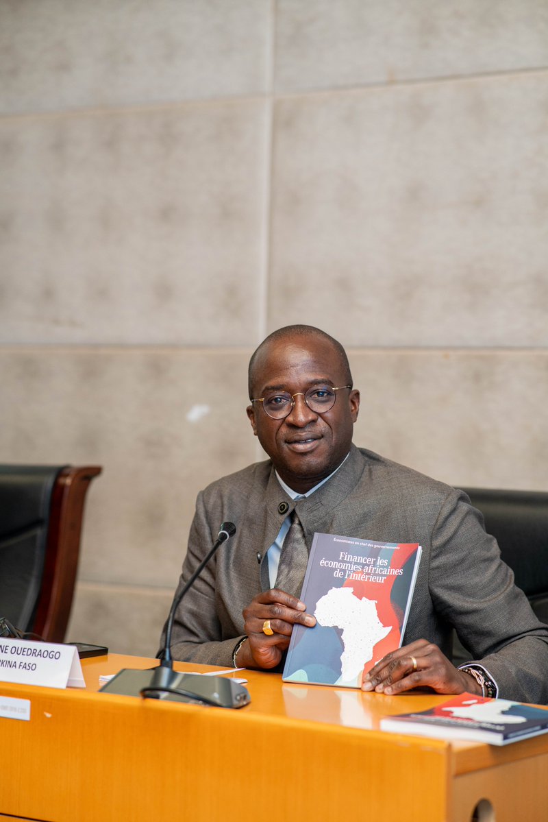 BM_Afrique's tweet image. #Actu | Le nouveau livre du CEoG « Financing African Economies from Within ». (en anglais)
Cet ouvrage encourage la mobilisation des ressources nationales et des solutions locales pour bâtir des économies plus résilientes.autonomes.
📘Télécharger : africaceog.org/knowledge#books